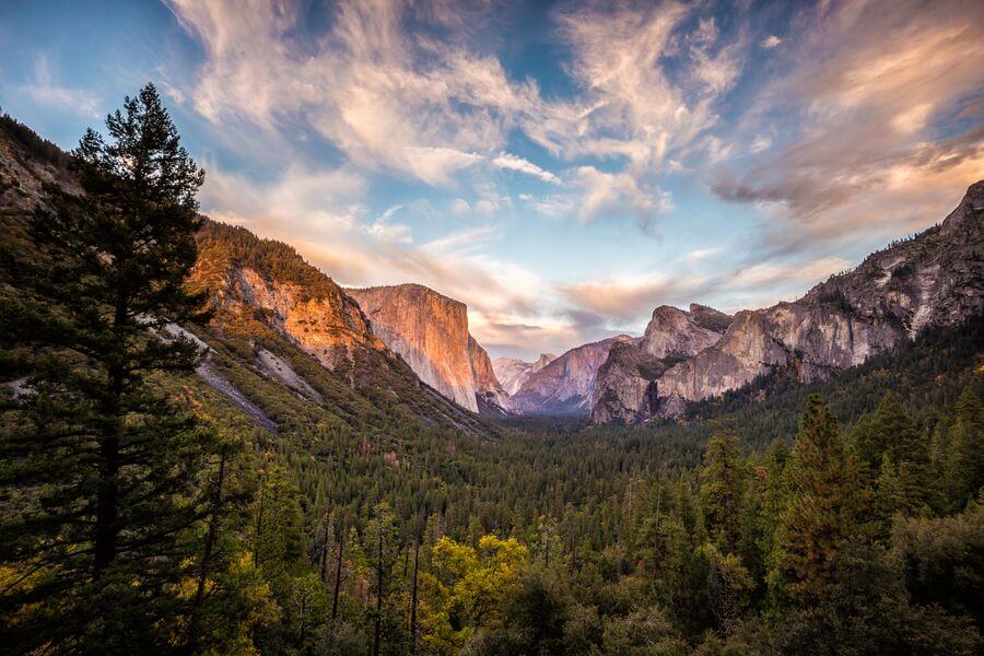 The scenery from Tunnel View in Yosemite
