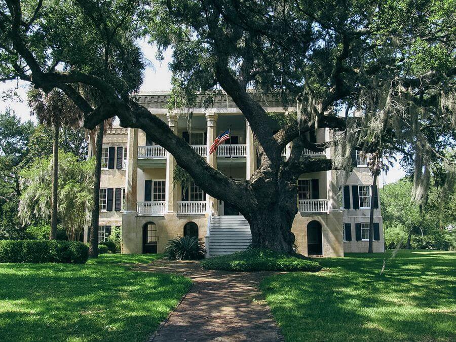 An old building you can see on a drive from Charleston, South Carolina to Savannah, Georgia