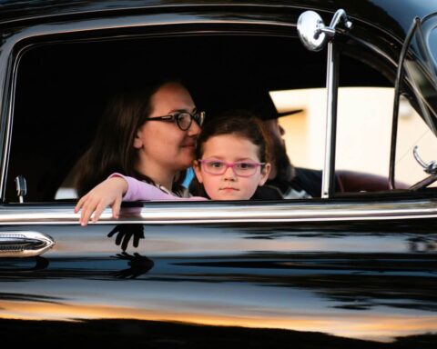 A family benefiting from good family road trip tips