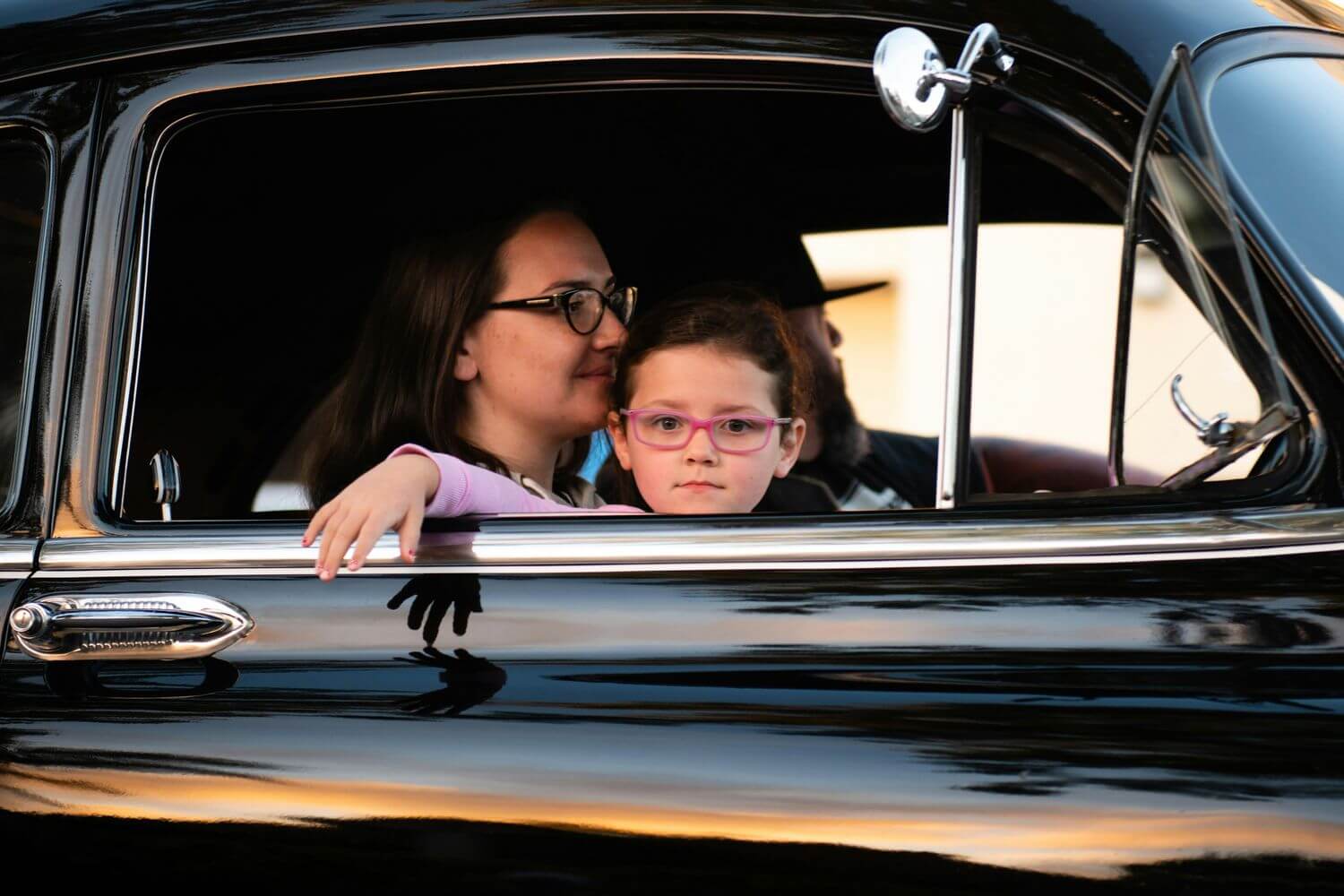 A family benefiting from good family road trip tips