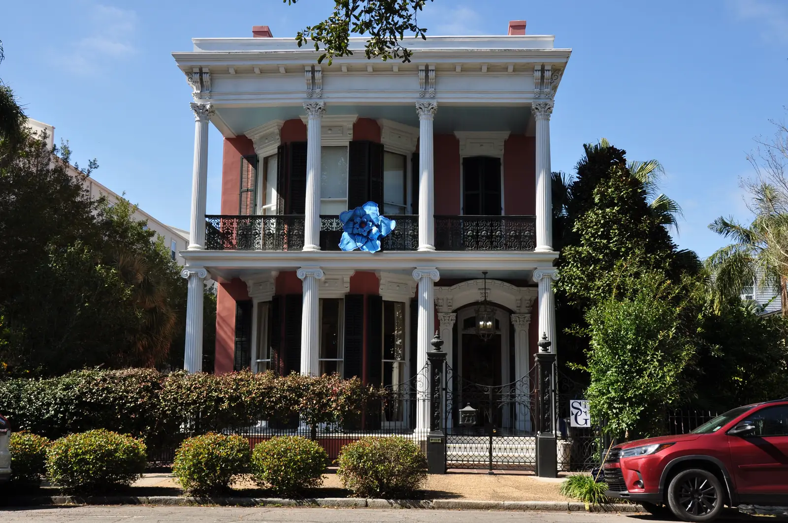 Historic mansion and oak trees in the New Orleans Garden District