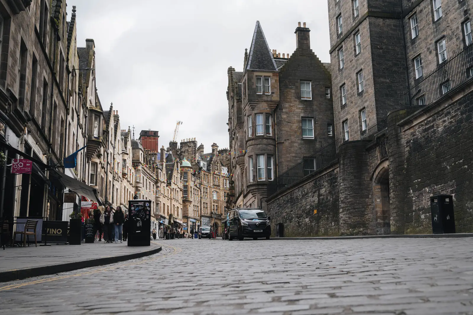 A curving cobbled street in Edinburgh's old town