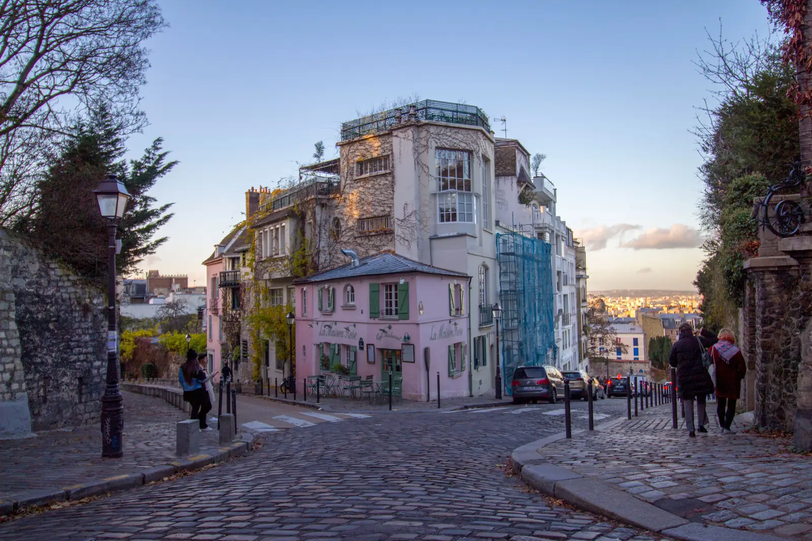 The pink walls of La Maison Rose on a cobbled Montmartre street
