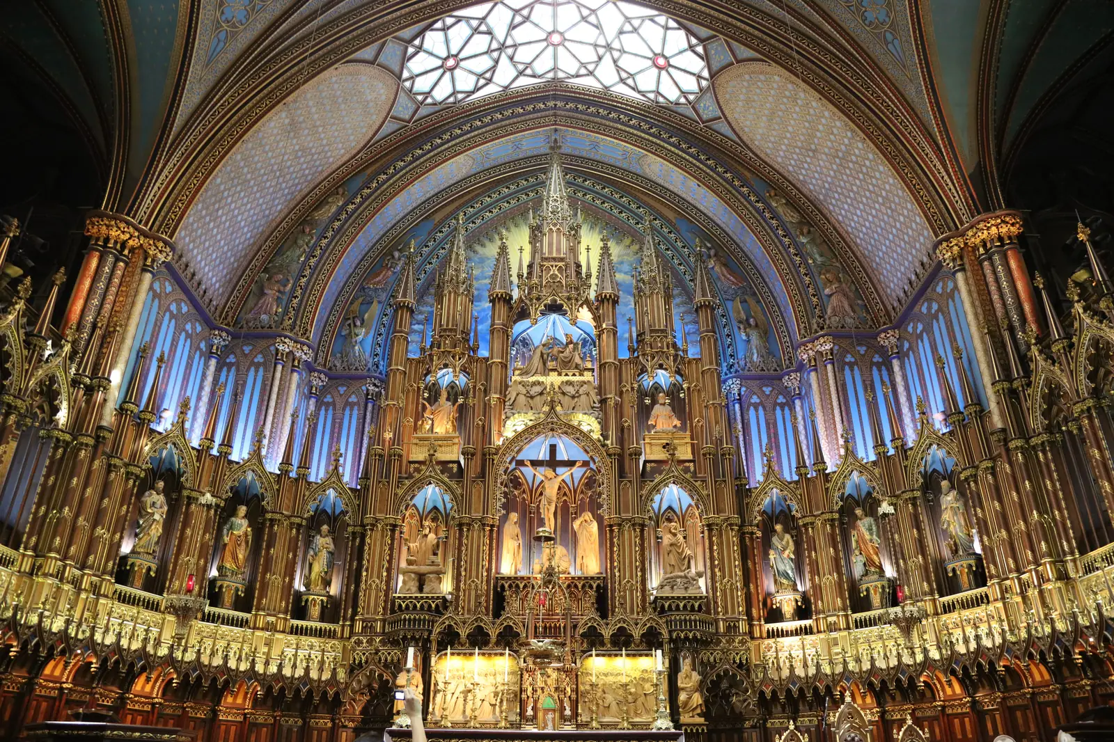 The gold altar inside Notre Dame de Quebec basilica