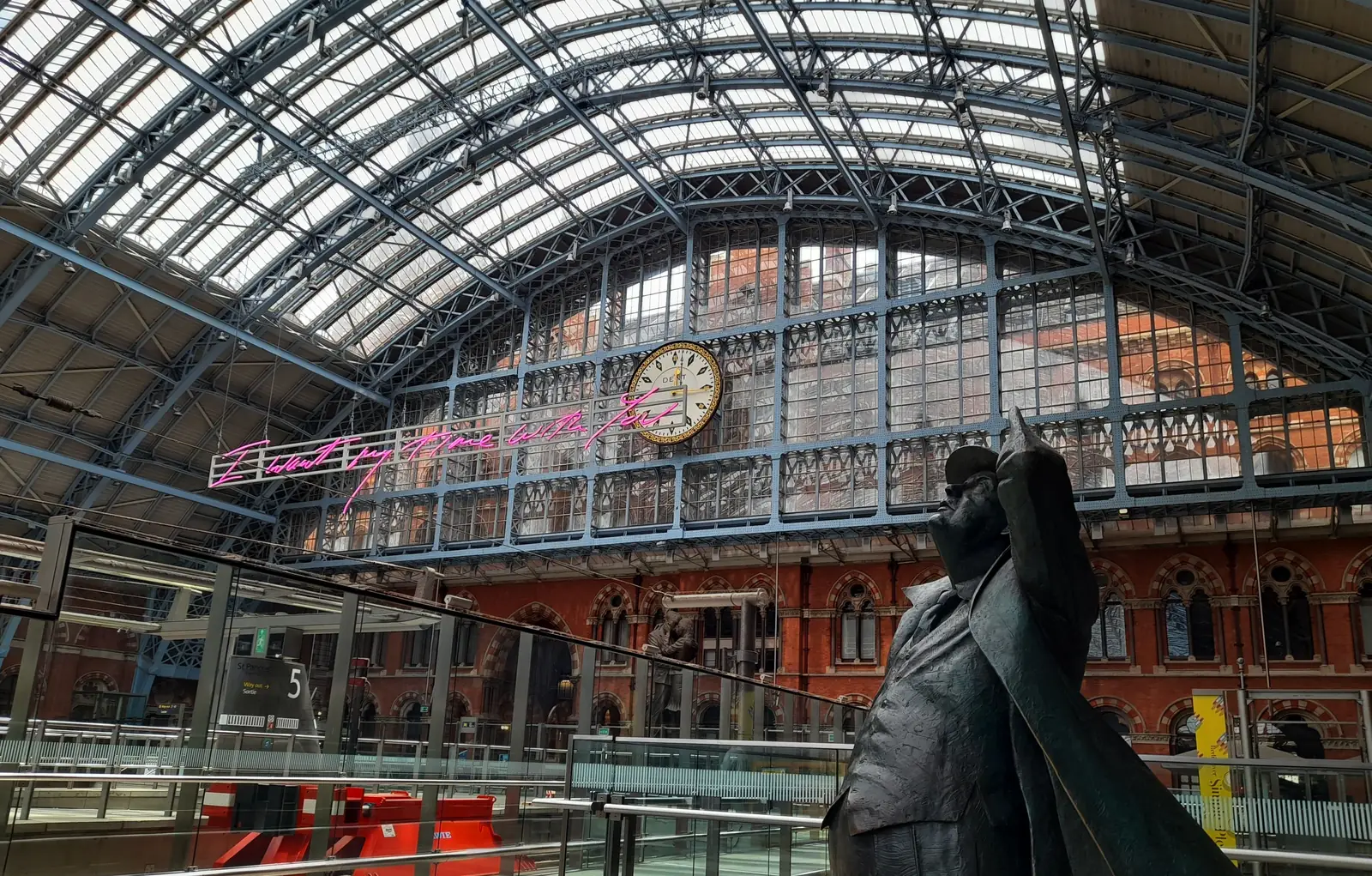 The clock and the Meeting Place statue under the roof at St Pancras station