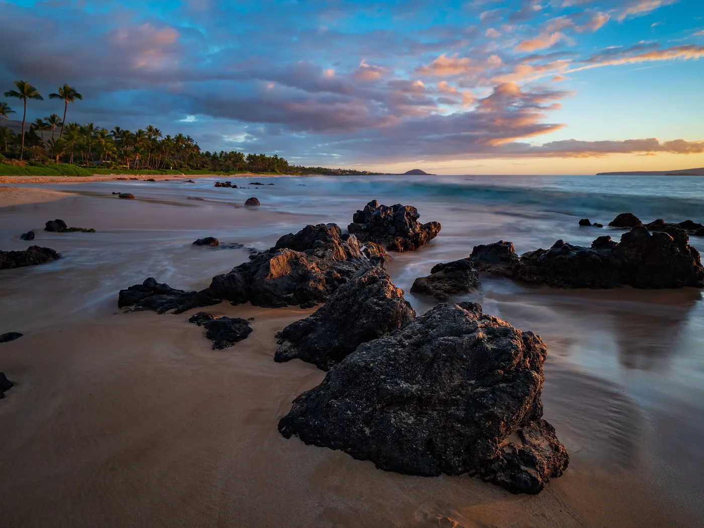Lava rocks on Keawakapu Beach at sunset in Kīhei, Maui
